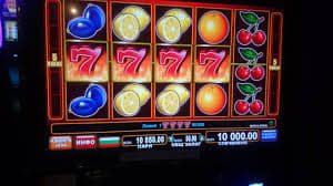 Pengguna membaca syarat bonus dengan teliti